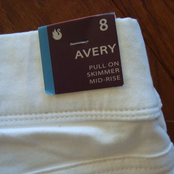 NWT Gloria Vanderbilt Avery Pull On Skimmer Mid-Rise Capris White sz 8 - Picture 8 of 13